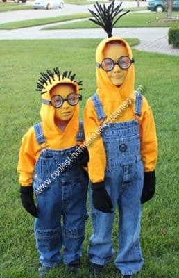 Dois meninos vestidos de Minions.