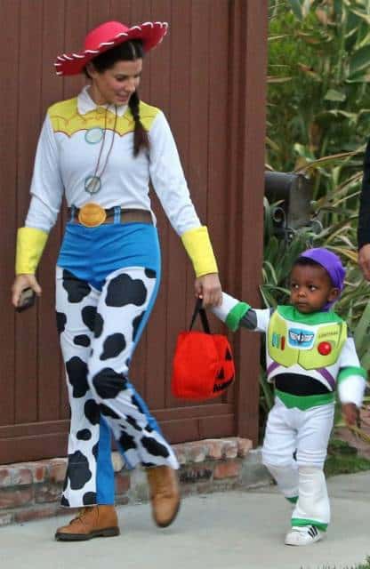Sandra Bullock e o filho vestidos como os personagens de Toy Story.