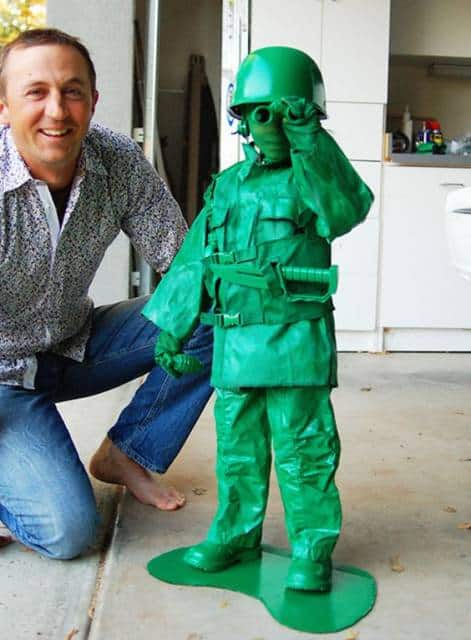 Menino vestido como brinquedo militar do filme Toy Story.