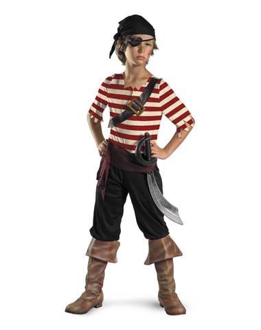 Menino vestido de pirata.