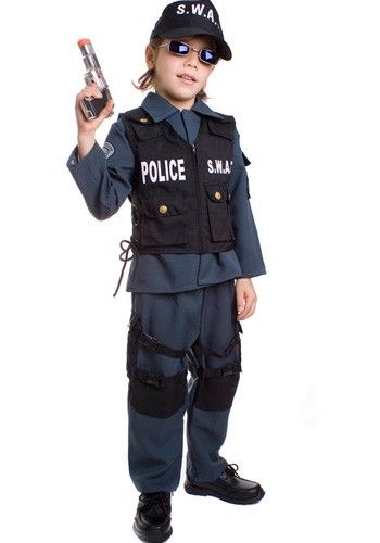 Menino vestido de policial, com óculos escuro.