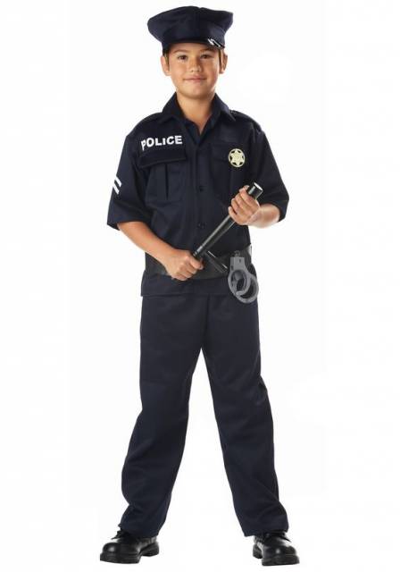 Menino com uniforme de policial.