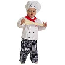 Criança vestida de chef de cozinha.