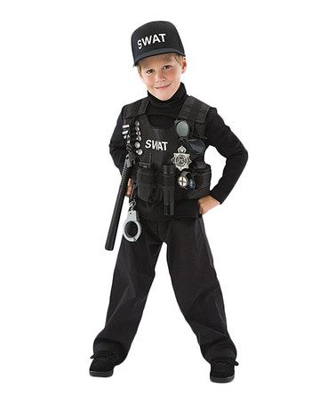 Menino vestido de policial.