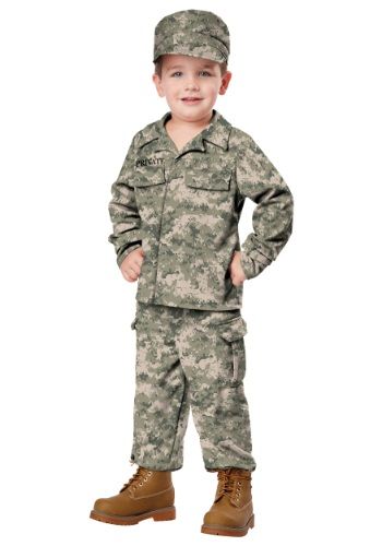 Menino vestido de militar.