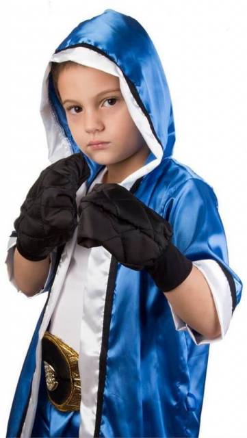 Criança vestida de lutador.