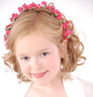 Penteado Infantil para cabelo curto com tiara de flores rosa