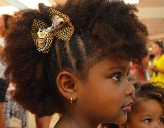 Penteado Infantil para cabelo crespo black power com lacinho dourado