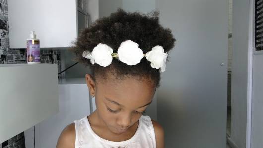 Penteado Infantil para cabelo crespo com tiara de flores brancas