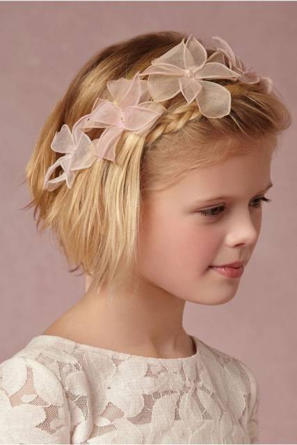 Penteado Infantil com tiara de flores brancas e cabelo solto