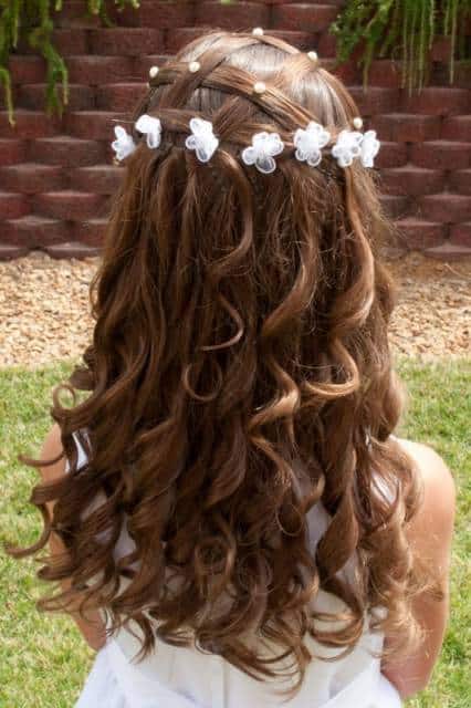 Penteado Infantil para formatura cabelo longo cacheado com flores e pontos de luz em cima