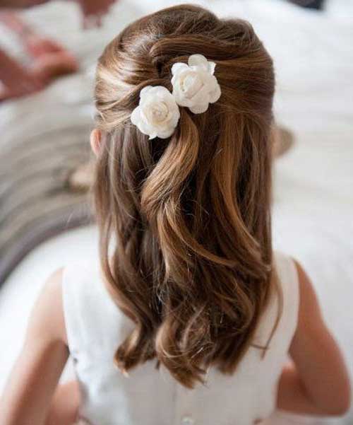 Penteado Infantil para casamento cabelo solto com flores brancas