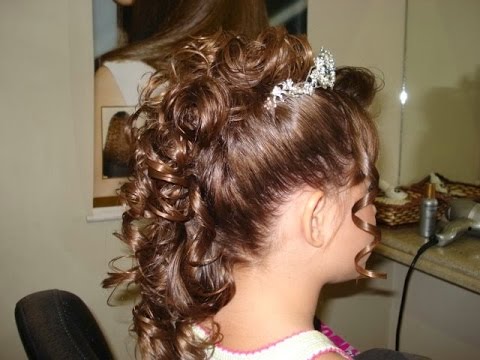 Penteado Infantil para casamento cabelo preso cacheado com coroa de strass