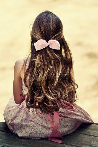Penteado Infantil para cabelo longo ondulado com laço rosa