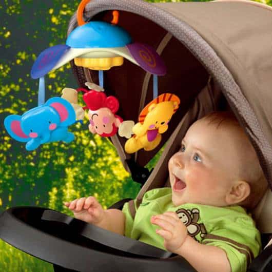 Móbile colorido para carrinho de bebê.