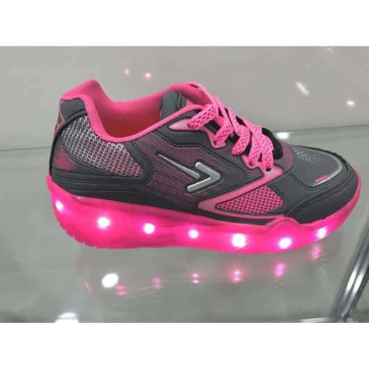 Tênis de rodinha feminino com LED preto e rosa