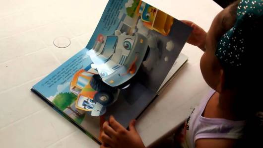 Livro infantil 3D As Aventuras dos Carros
