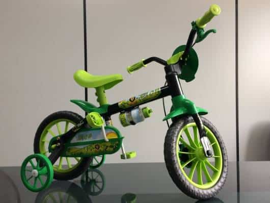 bicicleta verde com rodinha