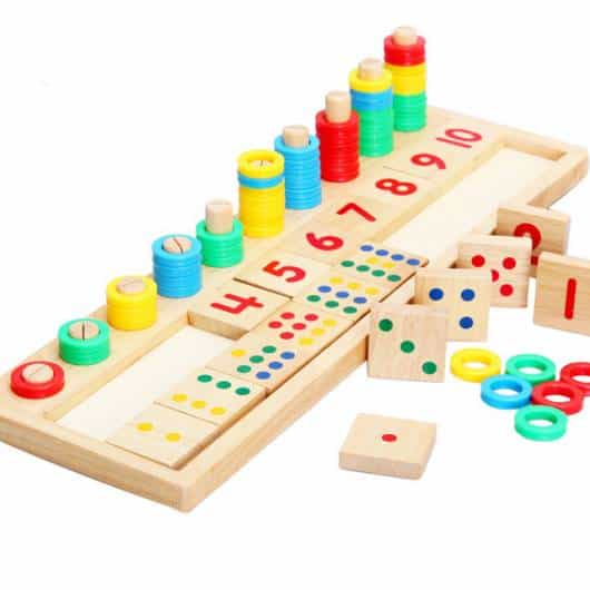 Brinquedo Montessori de madeira com números e cores