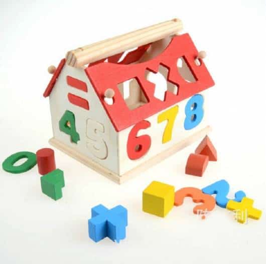 Brinquedo Montessori de madeira: casinha com números e contas