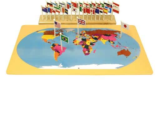 Brinquedo Montessori: mapa com as bandeiras dos países