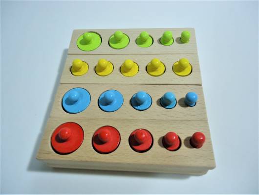Brinquedo Montessori de madeira: círculos de tamanhos diferentes