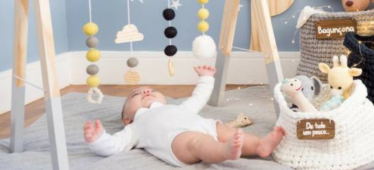 Brinquedo Montessori de madeira: arco para bebê