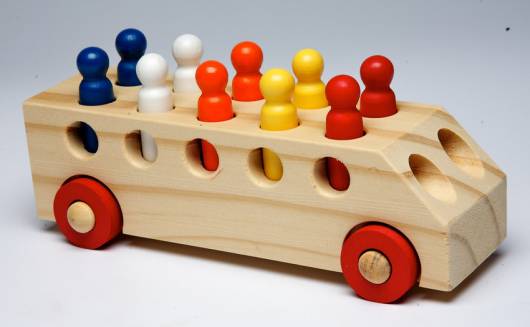 Brinquedo Montessori de madeira: carrinho com peças coloridas