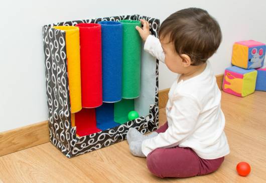 Brinquedo Montessori: tubos coloridos com material reciclável