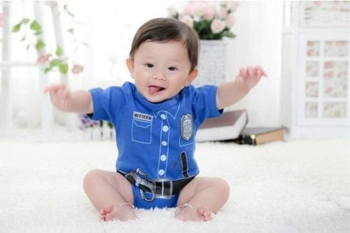 Bebê fofinho vestido de policial