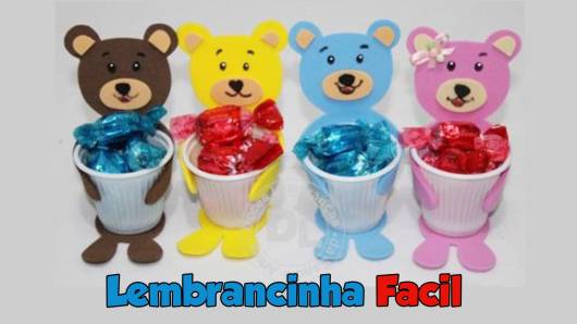 Lembrancinha dia das crianças em EVA copo personalizado com aplique de ursinho