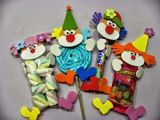 Lembrancinha dia das crianças em EVA saquinho de doces com aplique de palhacinho