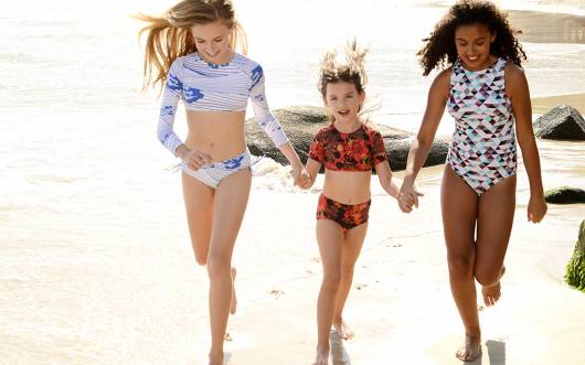 As meninas podem ficar na moda até mesmo brincando na areia!