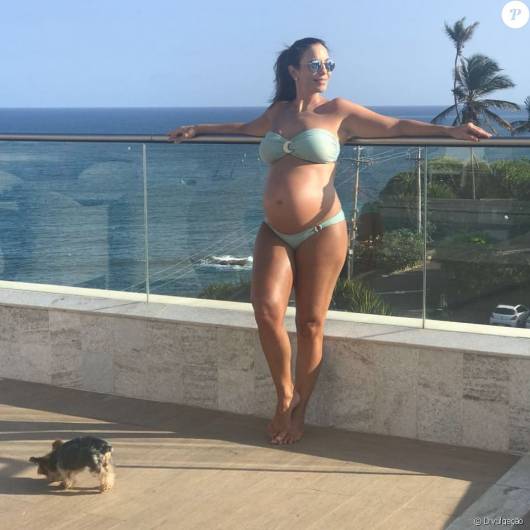 Veja só o estilo de Ivete Sangalo grávida ao curtir a piscina de biquíni