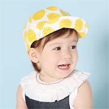 Look gracioso com um boné amarelo para bebês