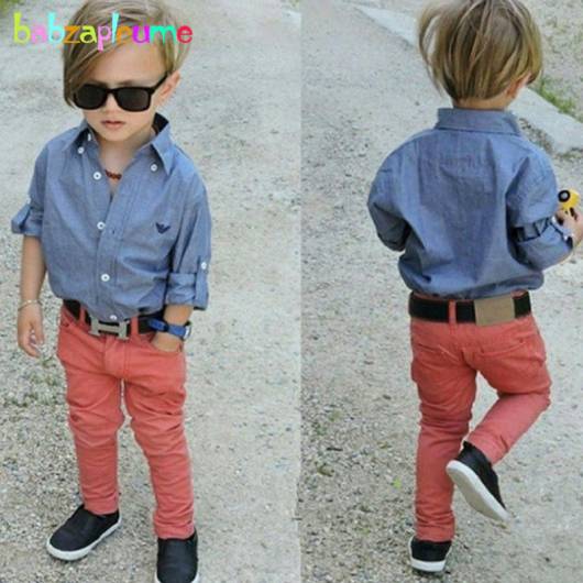 Look infantil masculino com calça colorida e camisa jeans