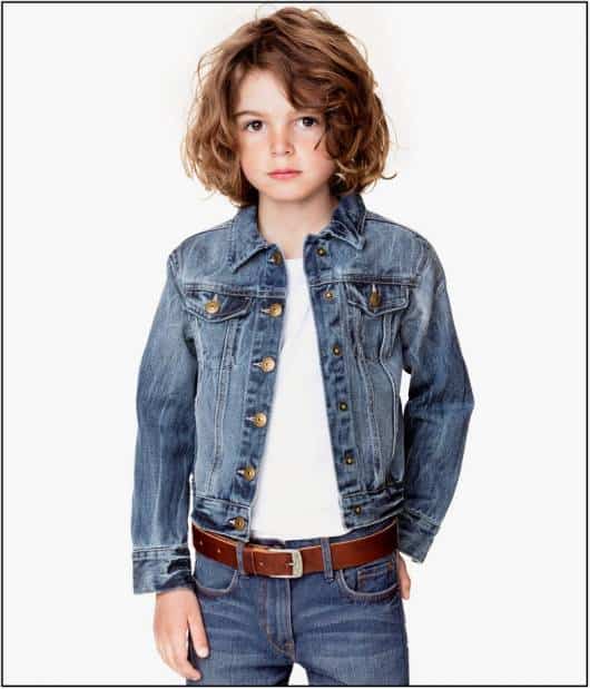 Componha o look infantil com jaqueta e calça jeans