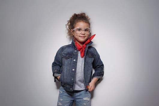 Dica de look infantil criativo com jaqueta jeans