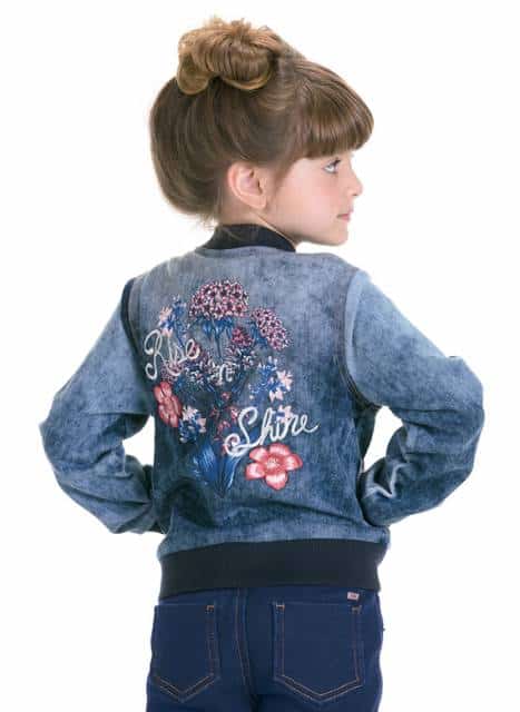 Jaqueta infantil feminina com detalhes bordados na parte de trás