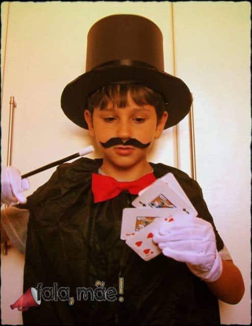 Para que a fantasia de mágico infantil fique completa, aposte no bigode, bem como nas cartas!