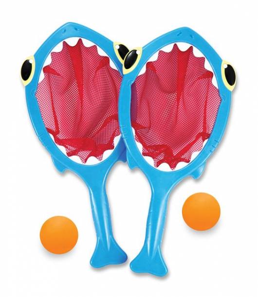 Duas raquetes azuis com desenho de tubarão.