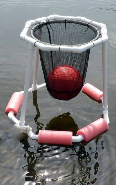 Cesta de basquete improvisada no mar.