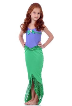 Fantasia Ariel com saia verde com fenda e blusinha lilás.