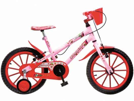 Bicicletas com cestinhas são úteis para as crianças