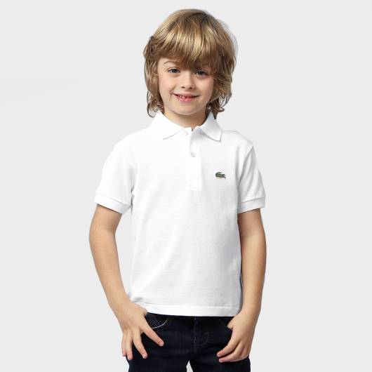 A camisa polo branca permite criar diversos looks infantis