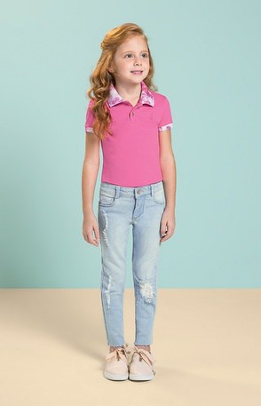 Dica de look infantil com camisa polo pink com calça jeans