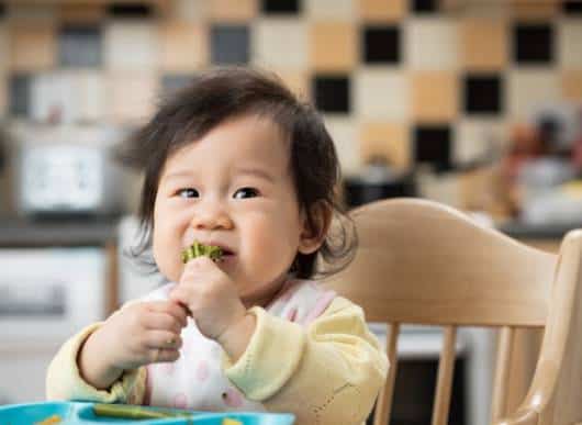 bebê comendo brocólis
