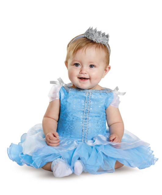 Bebê linda fantasiada de Cinderela com coroa