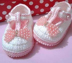 Sapatinho de bebê: Em crochê rosa e branco