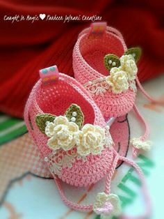 Sapatinho de bebê: Rosa com flores